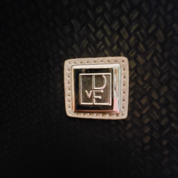 Diane von Furstenberg Travel Shoulder Bag. 👜 - Picture 14 of 15